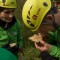 Gli Astronauti dell’ESA, Samantha Cristoforetti e Matthias Maurer, osservano un campione di roccia durante un training geologico nel cratere da impatto di Nördlingen (Germania) organizzato per il programma di addestramento PANGEA (credits: ESA–R. Shone)