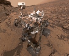 Selfie del rover Curiosity (NASA) sulla sfondo del Murray Buttes su Marte nel settembre 2016. Il rover e’ atterrato nel cratere da impatto Gale nel 2012. (credit: NASA/JPL-Caltech/MSSS) Selfie del rover Curiosity (NASA) sulla sfondo del Murray Buttes su Marte nel settembre 2016. Il rover e’ atterrato nel cratere da impatto Gale nel 2012. (credit: NASA/JPL-Caltech/MSSS)