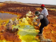 I depositi sulfurei nell’area vulcanica del Dallol (Etiopia) durante la spedizione di Europlanet 2017, alla ricerca di organismi estremofili che possono fornire informazioni utili per lo sviluppo di vita in altri pianeti. (© Barbara Cavalazzi) I depositi sulfurei nell’area vulcanica del Dallol (Etiopia) durante la spedizione di Europlanet 2017, alla ricerca di organismi estremofili che possono fornire informazioni utili per lo sviluppo di vita in altri pianeti. (© Barbara Cavalazzi)