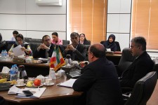 da sinistra verso destra: Chiara Berti, Giuliano Mion, Piero Rovigatti, Stefano Trinchese, il rettore dell’università di Yazd, Mohammed Saleh Owlia